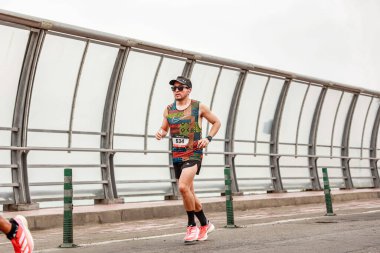 21 Mayıs 2023 'te Lima 42k maratonunda yarışan sporcu