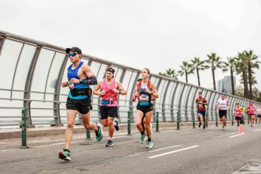 21 Mayıs 2023 'te Lima 42k maratonunda yarışan sporcu