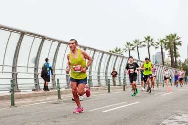 21 Mayıs 2023 'te Lima 42k maratonunda yarışan sporcu