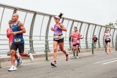 21 Mayıs 2023 'te Lima 42k maratonunda yarışan sporcu