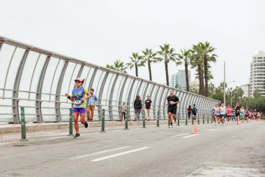 21 Mayıs 2023 'te Lima 42k maratonunda yarışan sporcu