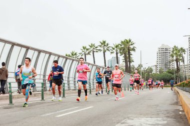 21 Mayıs 2023 'te Lima 42k maratonunda yarışan sporcu