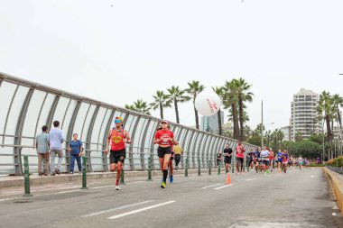 21 Mayıs 2023 'te Lima 42k maratonunda yarışan sporcu