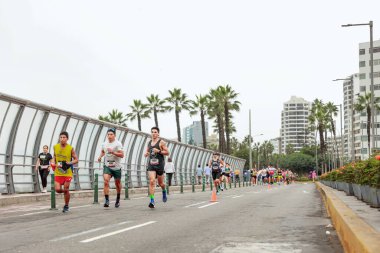 21 Mayıs 2023 'te Lima 42k maratonunda yarışan sporcu