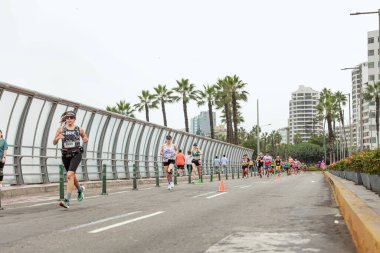 21 Mayıs 2023 'te Lima 42k maratonunda yarışan sporcu