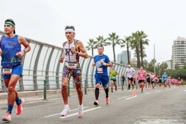 21 Mayıs 2023 'te Lima 42k maratonunda yarışan sporcu