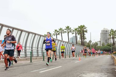 21 Mayıs 2023 'te Lima 42k maratonunda yarışan sporcu