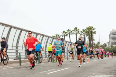 21 Mayıs 2023 'te Lima 42k maratonunda yarışan sporcu