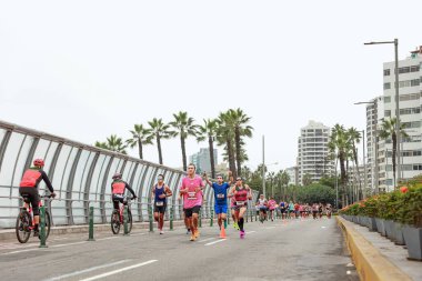 21 Mayıs 2023 'te Lima 42k maratonunda yarışan sporcu