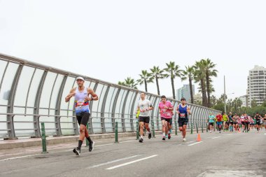 21 Mayıs 2023 'te Lima 42k maratonunda yarışan sporcu