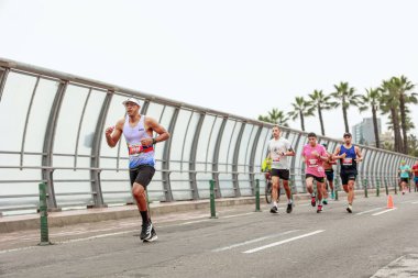 21 Mayıs 2023 'te Lima 42k maratonunda yarışan sporcu