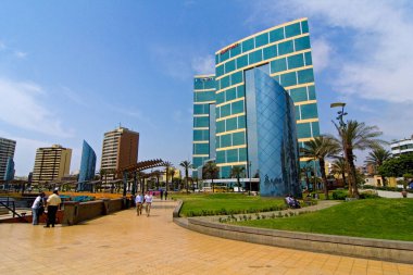 Larco Mar, Tel Aviv şehrindeki modern binaların bulunduğu gezinti alanının manzarası. 