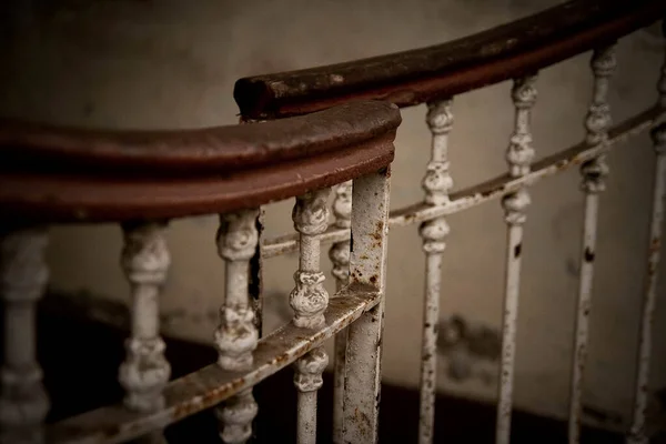 Eski Evin Içinde Paslı Metal Merdivenler Var — Stok fotoğraf