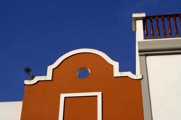 Edificio Blanco Con Cielo Azul — Foto de Stock
