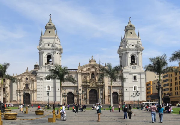 南アメリカリマのプラザ アルマスにあるペルーの聖母大聖堂 — ストック写真