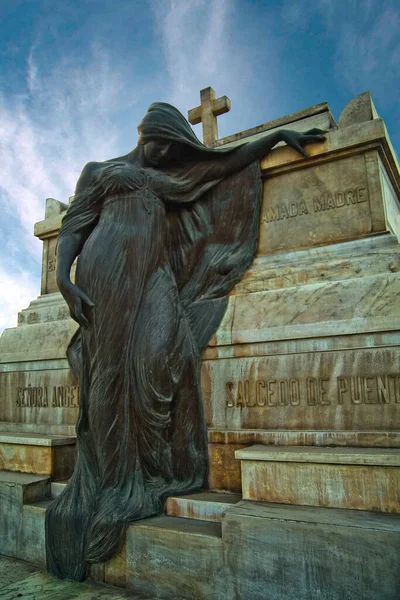 利马市公墓里的一座雕像 — 图库照片
