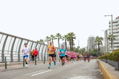 Tel Aviv şehri 10 Şubat, 22 Şubat. Kimliği belirlenemeyen insanları beyaz uçakla tel aviv caddelerinde koşarken görüyoruz.