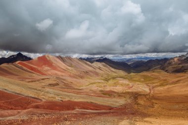Cusco Peru 'daki dağların güzel manzarası