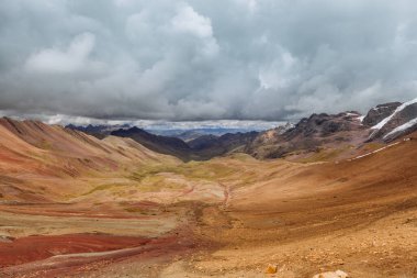 Cusco Peru 'daki dağların güzel manzarası