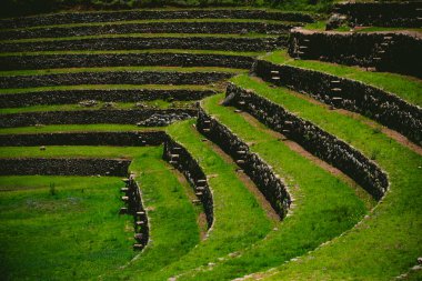 Dağlardaki antik duvarın güzel manzarası, Moray Arkeoloji Merkezi, Cusco Peru