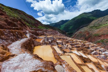 Kafkasların dağlarında güzel bir manzara, yazın kuzey denizi.