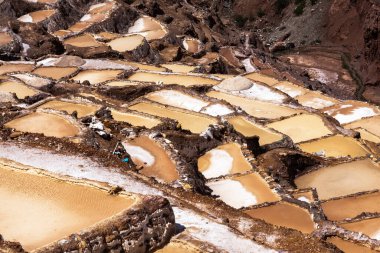 Maras, Cusco Peru, Güney Amerika 'daki tuz ocaklarının hava manzarası