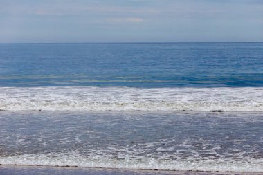 Sahilde deniz dalgaları