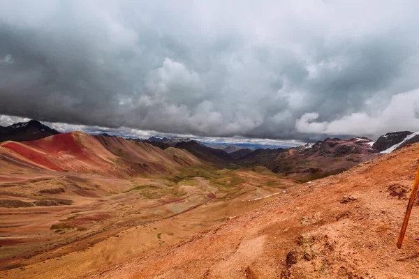 7色の山の中でAuangate 美しい風景 クスコパー — ストック写真