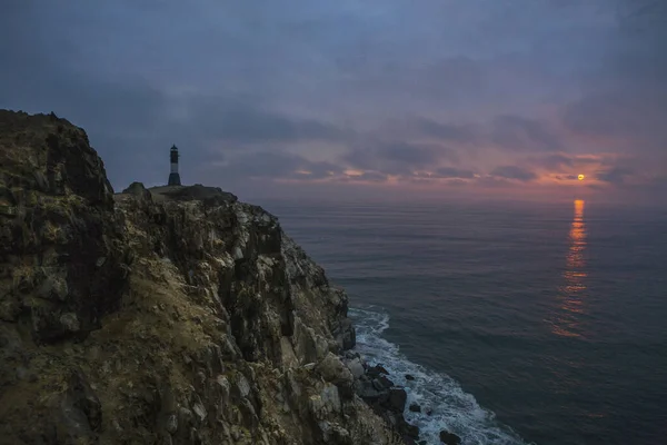 夜の崖の上の灯台 — ストック写真