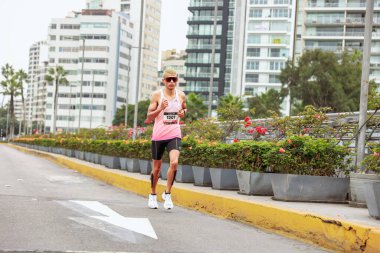 Sporcular Lima Maratonu 42K 2023 'te yarışacak. Yolda koşuyorsun, Lima Peru.
