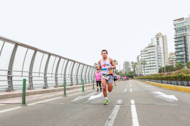 Sporcular Lima Maratonu 42K 2023 'te yarışacak. Yolda koşuyorsun, Lima Peru.