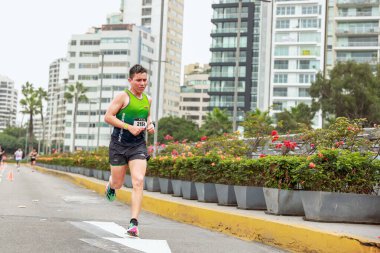 Sporcular Lima Maratonu 42K 2023 'te yarışacak. Yolda koşuyorsun, Lima Peru.