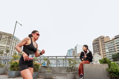 Sporcular Lima Maratonu 42K 2023 'te yarışacak. Yolda koşuyorsun, Lima Peru.