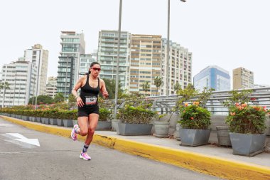 Sporcular Lima Maratonu 42K 2023 'te yarışacak. Yolda koşuyorsun, Lima Peru.