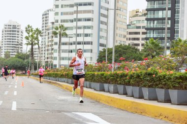 Sporcular Lima Maratonu 42K 2023 'te yarışacak. Yolda koşuyorsun, Lima Peru.