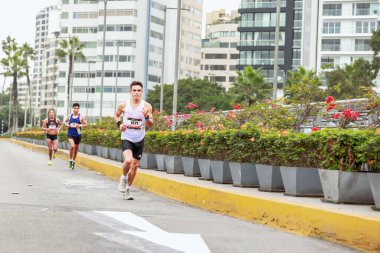 Sporcular Lima Maratonu 42K 2023 'te yarışacak. Yolda koşuyorsun, Lima Peru.
