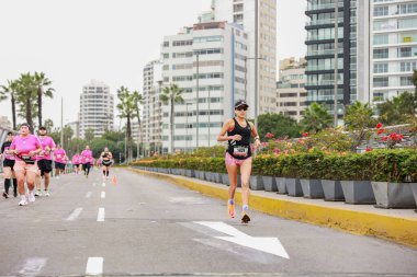 Sporcular Lima Maratonu 42K 2023 'te yarışacak. Yolda koşuyorsun, Lima Peru.