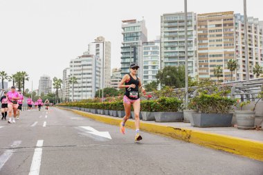 Sporcular Lima Maratonu 42K 2023 'te yarışacak. Yolda koşuyorsun, Lima Peru.