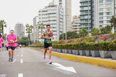 Sporcular Lima Maratonu 42K 2023 'te yarışacak. Yolda koşuyorsun, Lima Peru.