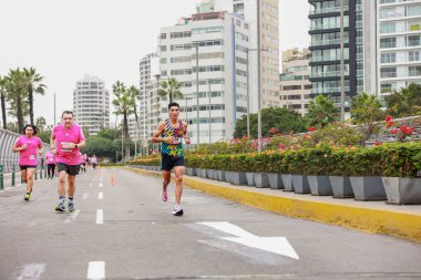 Sporcular Lima Maratonu 42K 2023 'te yarışacak. Yolda koşuyorsun, Lima Peru.