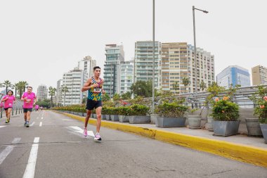 Sporcular Lima Maratonu 42K 2023 'te yarışacak. Yolda koşuyorsun, Lima Peru.