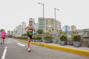 Sporcular Lima Maratonu 42K 2023 'te yarışacak. Yolda koşuyorsun, Lima Peru.