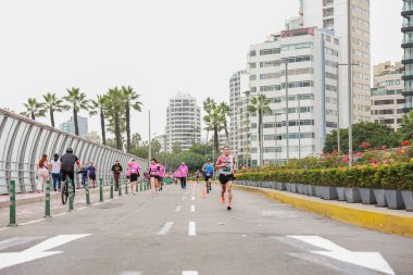 Sporcular Lima Maratonu 42K 2023 'te yarışacak. Yolda koşuyorsun, Lima Peru.