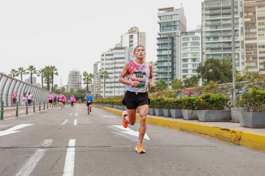 Sporcular Lima Maratonu 42K 2023 'te yarışacak. Yolda koşuyorsun, Lima Peru.