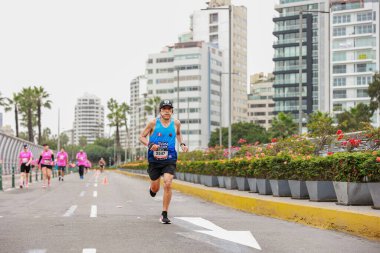 Sporcular Lima Maratonu 42K 2023 'te yarışacak. Yolda koşuyorsun, Lima Peru.