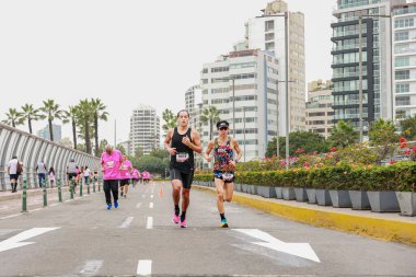 Sporcular Lima Maratonu 42K 2023 'te yarışacak. Yolda koşuyorsun, Lima Peru.