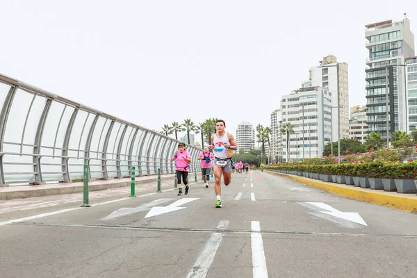 Sporcular Lima Maratonu 42K 2023 'te yarışacak. Yolda koşuyorsun, Lima Peru.