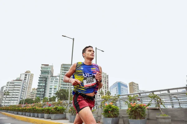 選手はリママラソン42K 2023に出場します 道路を走るリマペルー — ストック写真
