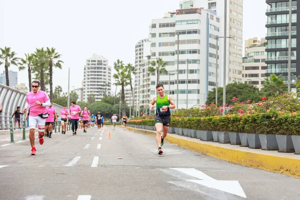 Los Atletas Compiten Maratón Lima 42K 2023 Corriendo Por Carretera —  Fotos de Stock