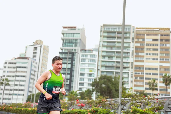 選手はリママラソン42K 2023に出場します 道路を走るリマペルー — ストック写真
